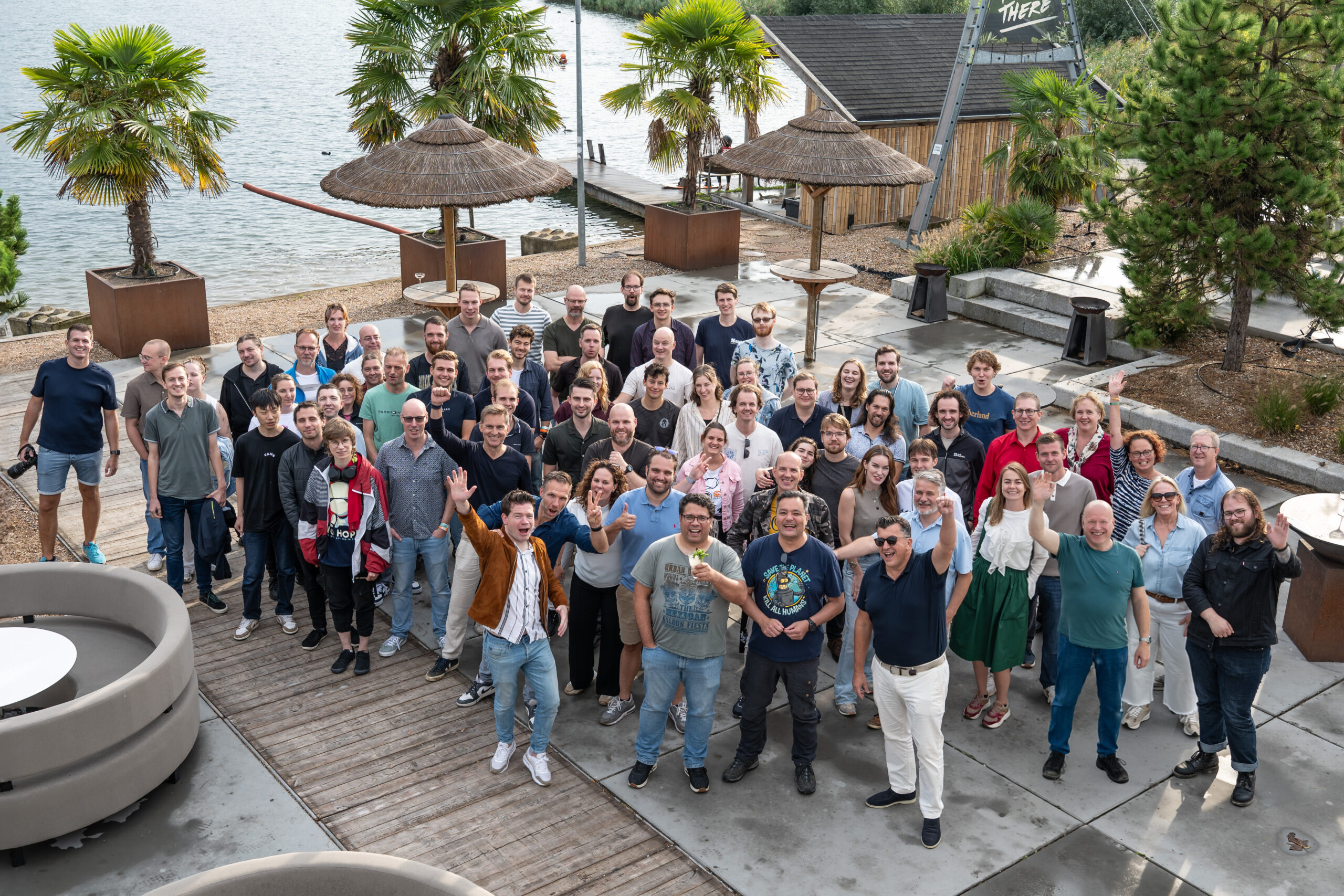 Drone shot van bovenaf op groep mensen